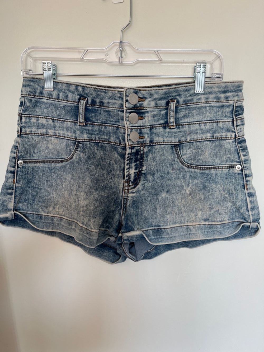 No Boundaries Women's High-Rise Acid Wash Jean Shorts - Blue